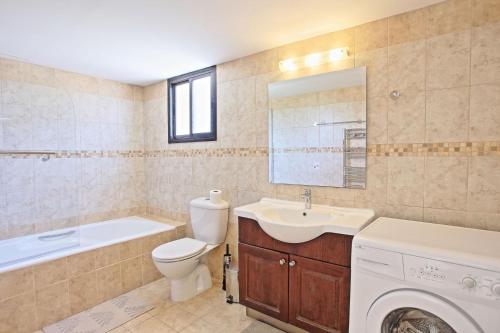 Bilik mandi di Villa Maria Latchi