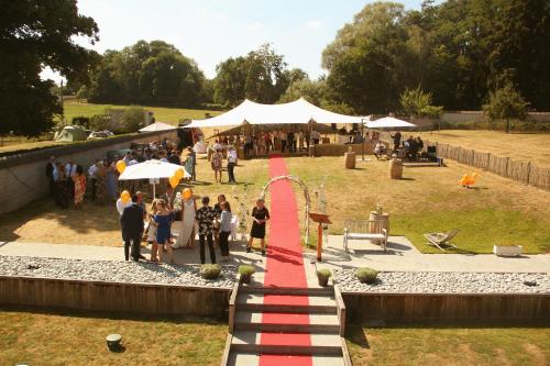 a group of people standing around a red line at B&B Baron’s House Neerijse-Leuven in Neerijse