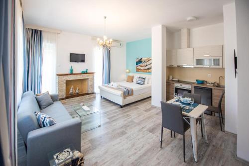 Thasos Blue Apartments tesisinde bir oturma alanı