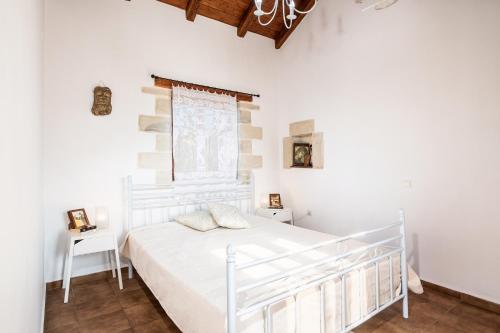 A bed or beds in a room at Villa Eleonas