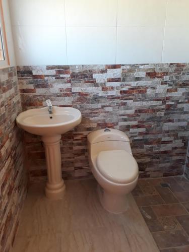 ein Bad mit einem WC und einem Waschbecken in der Unterkunft Apartahotel Next Nivel in Punta Cana