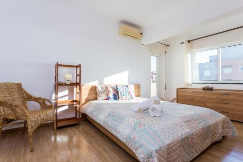 ein Schlafzimmer mit einem Bett mit einem ausgestopften Tier darauf in der Unterkunft Edifício Rocha Vau Beach Apartment in Portimão