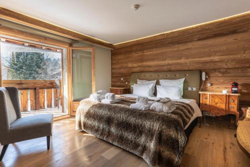 Ένα ή περισσότερα κρεβάτια σε δωμάτιο στο Chamois d'Or Hotel