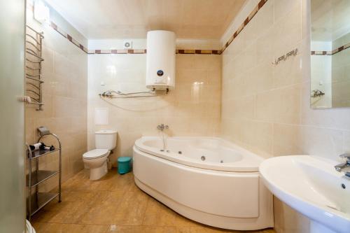 Et badeværelse på Large luxury 4-room apartment with a sauna, near the metro Levoberezhnaya