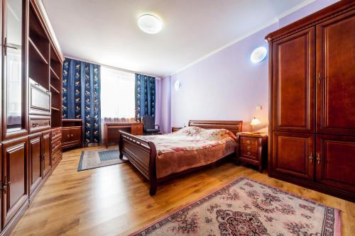 מיטה או מיטות בחדר ב-Large luxury 4-room apartment with a sauna, near the metro Levoberezhnaya