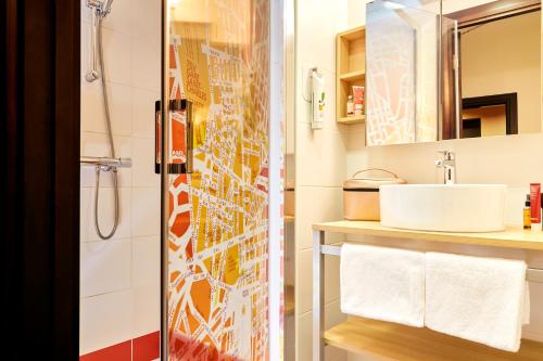 een badkamer met een douche en een wastafel bij ibis Styles Marseille Gare Saint-Charles in Marseille