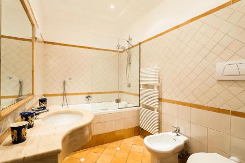 y baño con lavabo, aseo y bañera. en Casa Dorothea 2 en Positano