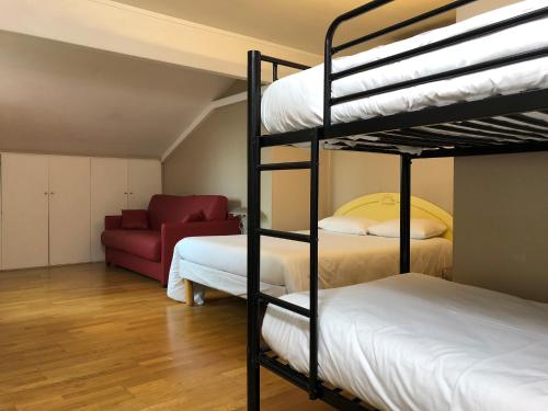 מיטה או מיטות קומותיים בחדר ב-HALT HOTEL - Choisissez l'Hôtellerie Indépendante