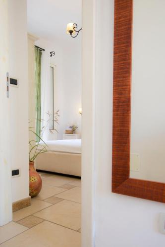 a bathroom with a bath tub and a mirror at Le Gioie - Villa Macchia Mediterranea - Splendida villa vista mare immersa nel verde in Torre Pali 