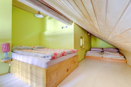 2 letti in una camera con pareti verdi di Outstanding Lake View. a Kranjska Gora