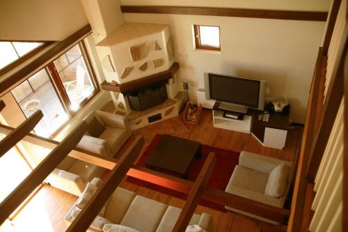 an overhead view of a living room with a television at Apartments Anna in Tahkovuori