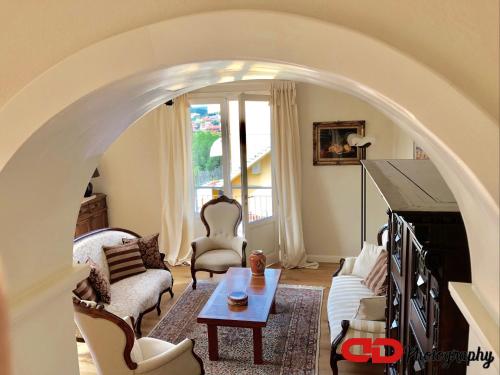 sala de estar con un arco con sillas y mesa en B&B Orsobigio, en Quarrata