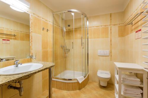 Et badeværelse på Hotel Relaks Wellness & SPA