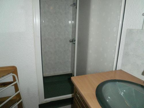 a bathroom with a green sink and a shower at 6COMA5 Appartement proche centre ville et plage in Collioure