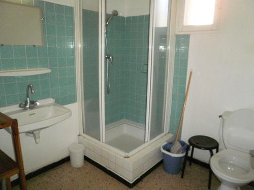 une salle de bain avec une douche, un lavabo et des toilettes dans l'établissement 5COMA4 Appartement vue sur mer, à Collioure