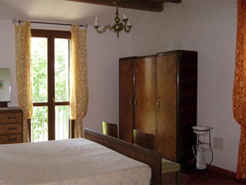 een slaapkamer met een bed, een dressoir en een raam bij Ca Ballarin in Rosolina
