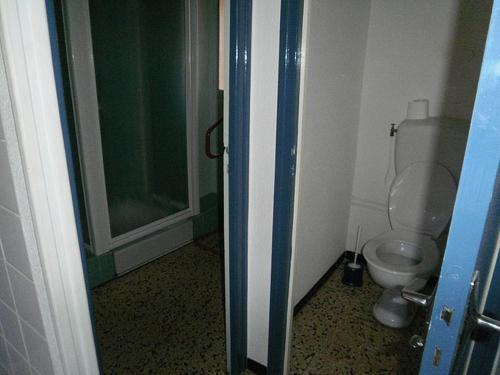 une salle de bain avec toilettes et douche en verre dans l'établissement 5COMA2 Appartement proche plage, à Collioure