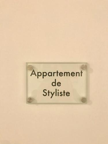 a sign on a wall that reads agreement be syringe at Les lofts de Styliste in Brussels