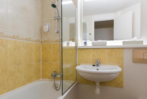 Koupelna v ubytování Comfort Hotel Etampes