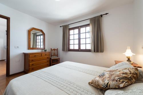 En eller flere senge i et værelse på 2BR Beach House - Solarium & Shower Terrace - 13