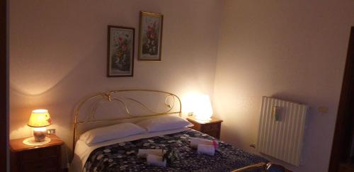 シルミオーネにあるApartament Casa Vacanze Niko ap cir CNI00247のベッドルーム1室(キャンドル2本付)
