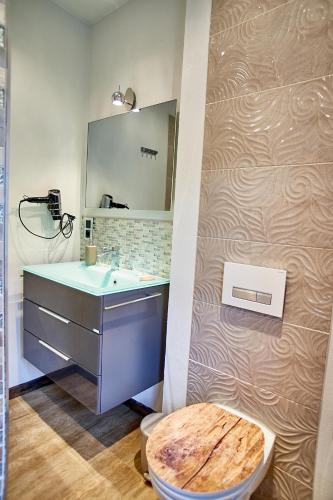 a bathroom with a sink and a mirror and a toilet at Holzwerk Oybin in Kurort Oybin
