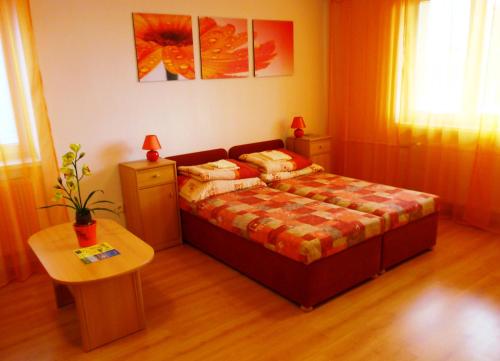 - une petite chambre avec un lit et une table dans l'établissement Penzion Fortuna Dudince, à Dudince