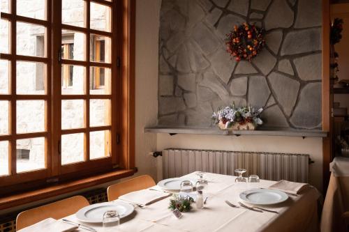 Restauracja lub miejsce do jedzenia w obiekcie Hotel Tirolo