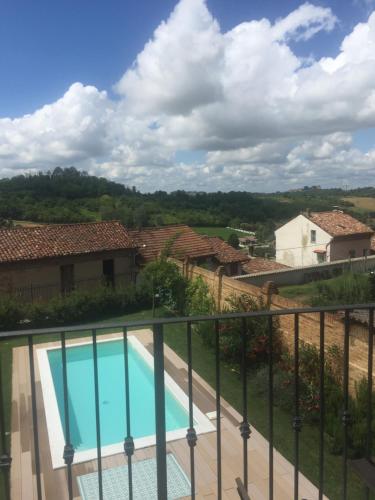 uma vista a partir da varanda de uma villa com piscina em I Grappoli Divini em Viarigi