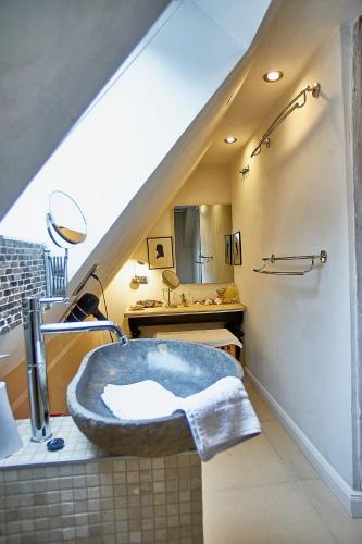 a bathroom with a sink and a bath tub at Holzwerk Oybin in Kurort Oybin