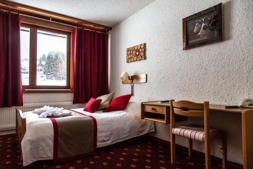 Postel nebo postele na pokoji v ubytování Hôtel Le Relais Alpin