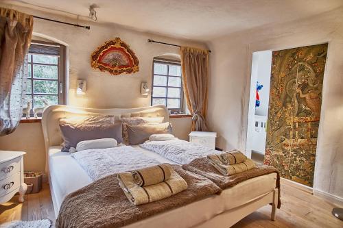 a bedroom with a large bed in a room at Holzwerk Oybin in Kurort Oybin