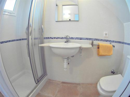 Kúpeľňa v ubytovaní VACAY Villa Anna, jardín privado, piscina comunitaria, en Costa Brava, L'Escala!