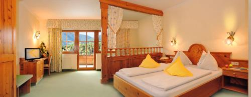 Postel nebo postele na pokoji v ubytování Hotel Flötscherhof