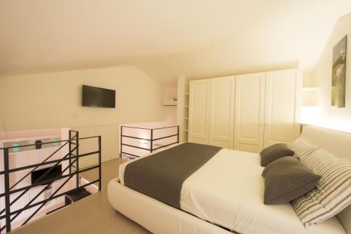パレルモにあるLoft 18 by Wonderful Italyのベッドルーム1室(ベッド1台、壁掛けテレビ付)