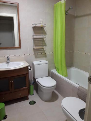 a bathroom with a toilet and a sink and a bath tub at Apartamento en c/ Peroneros in Latas