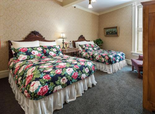Postel nebo postele na pokoji v ubytování Washington House Inn