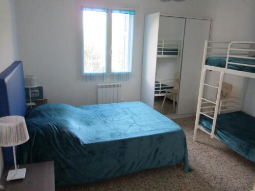MansoにあるAu pont de Tuarelli, Ludique, Galeria, Corseのベッドルーム1室(二段ベッド2台、鏡付)