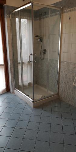 a shower with a glass door in a bathroom at B&B Paola e Francesco in San Martino Siccomario