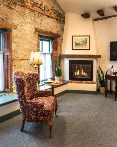 TV a/nebo společenská místnost v ubytování Washington House Inn
