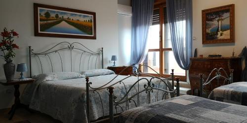 um quarto com 2 camas e uma janela em B&B Paola e Francesco em San Martino Siccomario