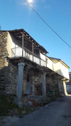 an old building with a balcony on top of it at O Trancallo in Viana do Bolo