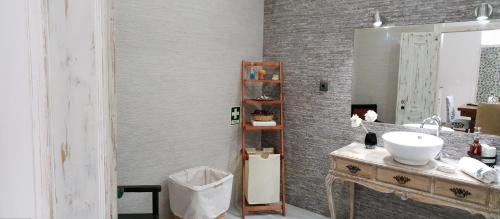 een badkamer met een wastafel en een spiegel bij A Casa de S. Vicente in Lissabon