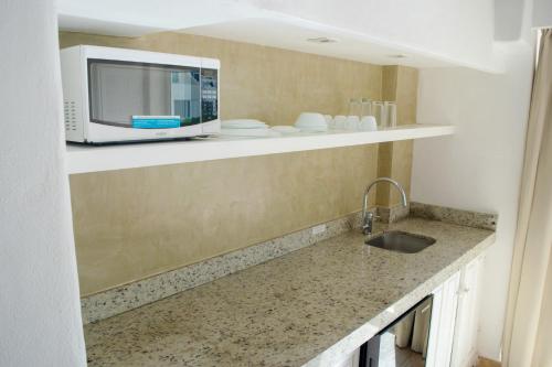 Virtuvė arba virtuvėlė apgyvendinimo įstaigoje BSEA Cancun Plaza Hotel