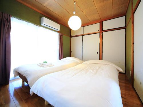 
自然溢れる癒し旅 Kamon Inn 寿にあるベッド
