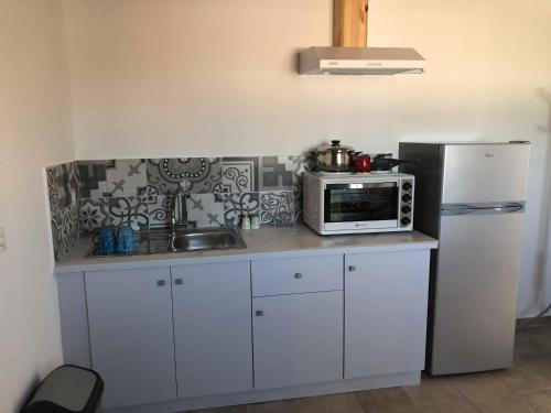 Kuchyň nebo kuchyňský kout v ubytování Summer Holidays in Laganas Apartments