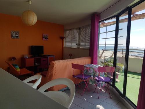 appartement 58 m 2 en 1 ere ligne ,vue mer panoramique ,2 terrasses dont une couverte résidence le Sunset