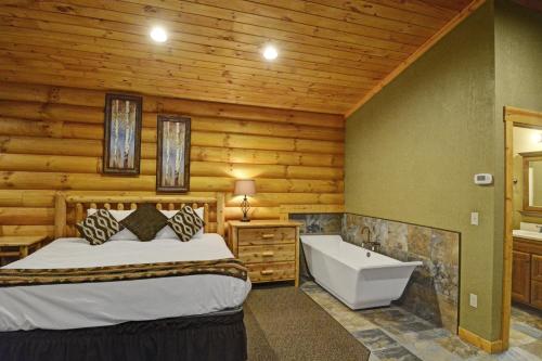 1 dormitorio con cama y bañera en The Lodges at Sunset Village, en McHenry