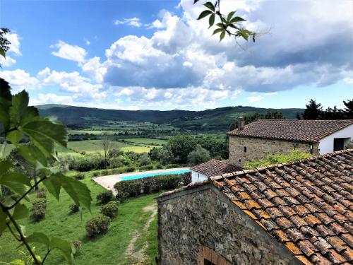 a view from the house of the pool and the countryside at Agriturismo San Ottaviano in Monterotondo