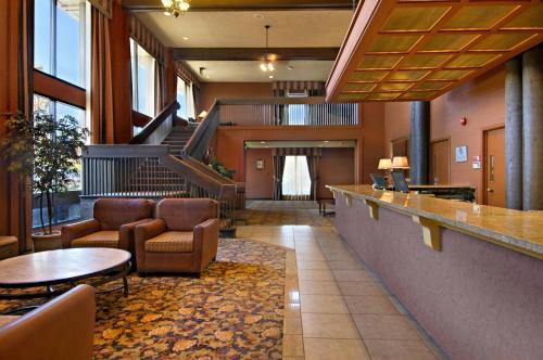a lobby of a hospital with chairs and a bar at Red Lion Hotel Kelso in Kelso